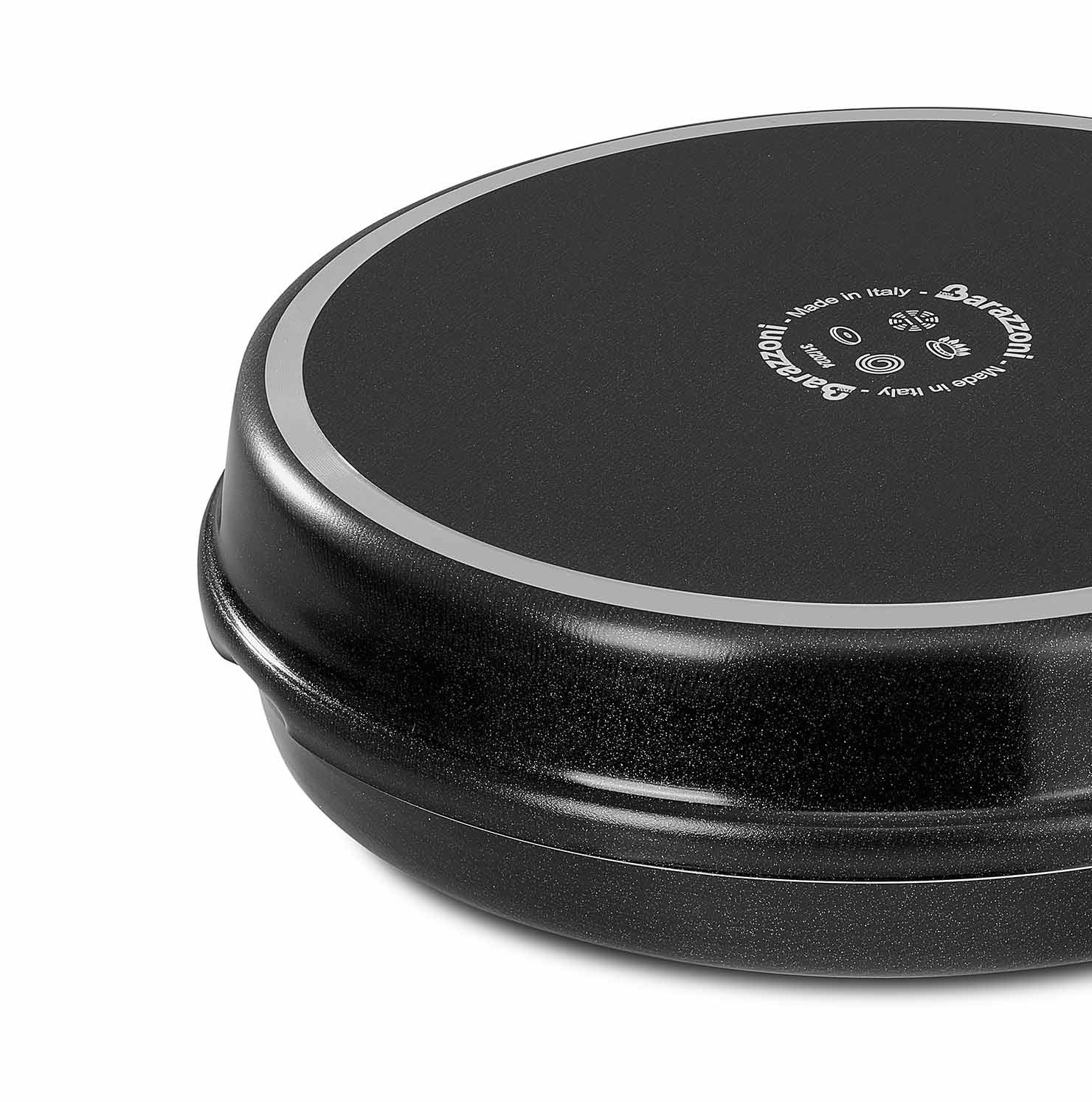 Tall omelette maker with detachable handle